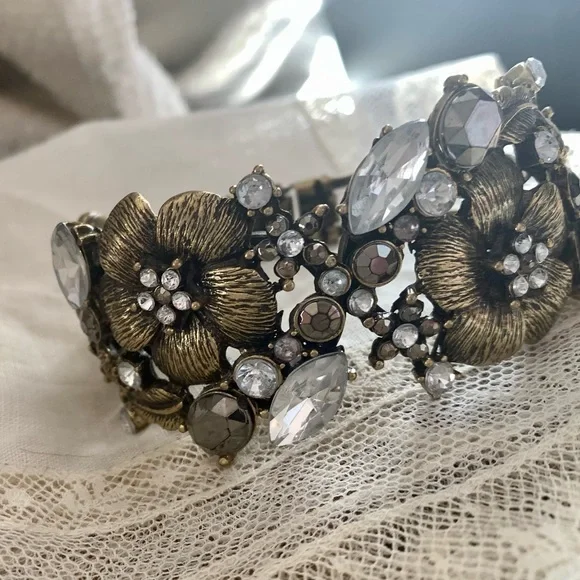 Elegant Antiqued Gold & Rhinestone Floral Clasp Bracelet Women’s Jewelry - Picture 11 of 11